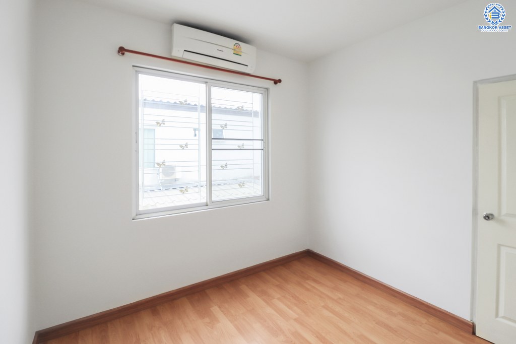 ทาวน์เฮ้าส์มือสองนนทบุรี ม.เดอะคัลเลอร์ส ติวานนท์-แจ้งวัฒนะ ราคาสุดคุ้ม เพียง 2 ล้านต้นๆ ก็ได้บ้านพร้อมอยู่ สไตล์โมเดิร์น 3 ห้องนอน คุณภาพแบรนด์ อารียา* พร้อมการเดินทางสุดสะดวก บนทำเลเชื่อมต่อหลายเส้นทาง ใกล้เซ็นทรัลแจ้งวัฒนะ และทางด่วนศรีสมาน