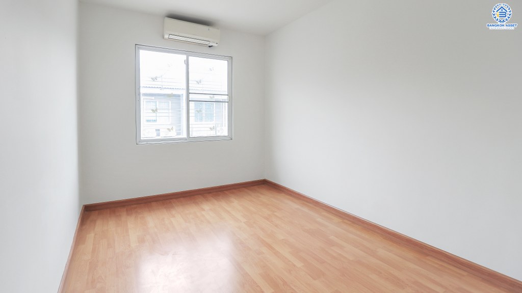 ทาวน์เฮ้าส์มือสองนนทบุรี ม.เดอะคัลเลอร์ส ติวานนท์-แจ้งวัฒนะ ราคาสุดคุ้ม เพียง 2 ล้านต้นๆ ก็ได้บ้านพร้อมอยู่ สไตล์โมเดิร์น 3 ห้องนอน คุณภาพแบรนด์ อารียา* พร้อมการเดินทางสุดสะดวก บนทำเลเชื่อมต่อหลายเส้นทาง ใกล้เซ็นทรัลแจ้งวัฒนะ และทางด่วนศรีสมาน