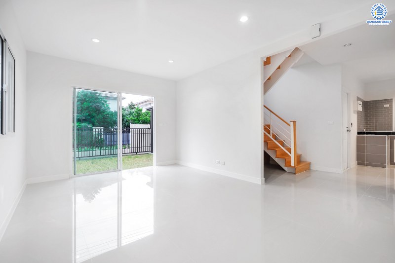 บ้านมือสองตกแต่งใหม่ ทำเลย่านปทุมธานี โครงการ พฤกษาวิลเลจ30 เดอะซีซั่น แจ้งวัฒนะ-ราชพฤกษ์ ตกแต่งหรู ต่อเติมครัว โรงรถ เนื้อที่ 50.6 ตร.ว. ฟังก์ชั่น 3 ห้องนอน 2 ห้องน้ำ บิ้วท์อินครัวเคาน์เตอร์ เดินทางสะดวกสบายเข้า-ออกได้หลายเส้นทาง ใกล้เมืองทองธานี และจุดขึ้นทางด่วน "แจ้งวัฒนะ"