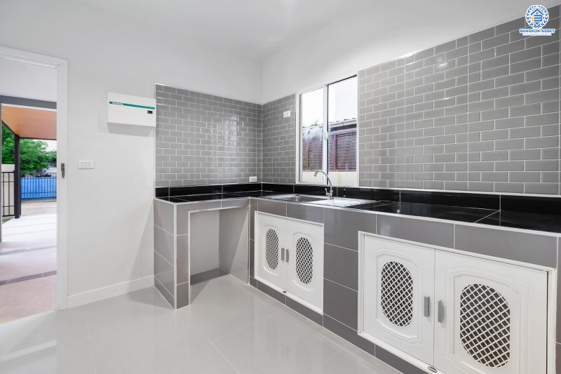 บ้านมือสองตกแต่งใหม่ ทำเลย่านปทุมธานี โครงการ พฤกษาวิลเลจ30 เดอะซีซั่น แจ้งวัฒนะ-ราชพฤกษ์ ตกแต่งหรู ต่อเติมครัว โรงรถ เนื้อที่ 50.6 ตร.ว. ฟังก์ชั่น 3 ห้องนอน 2 ห้องน้ำ บิ้วท์อินครัวเคาน์เตอร์ เดินทางสะดวกสบายเข้า-ออกได้หลายเส้นทาง ใกล้เมืองทองธานี และจุดขึ้นทางด่วน "แจ้งวัฒนะ"