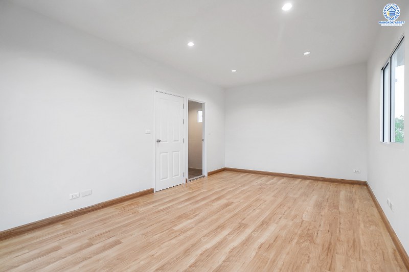 บ้านมือสองตกแต่งใหม่ ทำเลย่านปทุมธานี โครงการ พฤกษาวิลเลจ30 เดอะซีซั่น แจ้งวัฒนะ-ราชพฤกษ์ ตกแต่งหรู ต่อเติมครัว โรงรถ เนื้อที่ 50.6 ตร.ว. ฟังก์ชั่น 3 ห้องนอน 2 ห้องน้ำ บิ้วท์อินครัวเคาน์เตอร์ เดินทางสะดวกสบายเข้า-ออกได้หลายเส้นทาง ใกล้เมืองทองธานี และจุดขึ้นทางด่วน "แจ้งวัฒนะ"