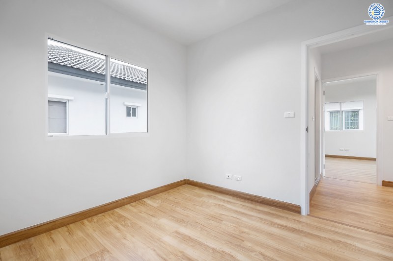 บ้านมือสองตกแต่งใหม่ ทำเลย่านปทุมธานี โครงการ พฤกษาวิลเลจ30 เดอะซีซั่น แจ้งวัฒนะ-ราชพฤกษ์ ตกแต่งหรู ต่อเติมครัว โรงรถ เนื้อที่ 50.6 ตร.ว. ฟังก์ชั่น 3 ห้องนอน 2 ห้องน้ำ บิ้วท์อินครัวเคาน์เตอร์ เดินทางสะดวกสบายเข้า-ออกได้หลายเส้นทาง ใกล้เมืองทองธานี และจุดขึ้นทางด่วน "แจ้งวัฒนะ"