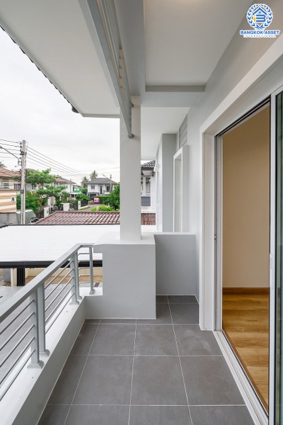 บ้านมือสองตกแต่งใหม่ ทำเลย่านปทุมธานี โครงการ พฤกษาวิลเลจ30 เดอะซีซั่น แจ้งวัฒนะ-ราชพฤกษ์ ตกแต่งหรู ต่อเติมครัว โรงรถ เนื้อที่ 50.6 ตร.ว. ฟังก์ชั่น 3 ห้องนอน 2 ห้องน้ำ บิ้วท์อินครัวเคาน์เตอร์ เดินทางสะดวกสบายเข้า-ออกได้หลายเส้นทาง ใกล้เมืองทองธานี และจุดขึ้นทางด่วน "แจ้งวัฒนะ"