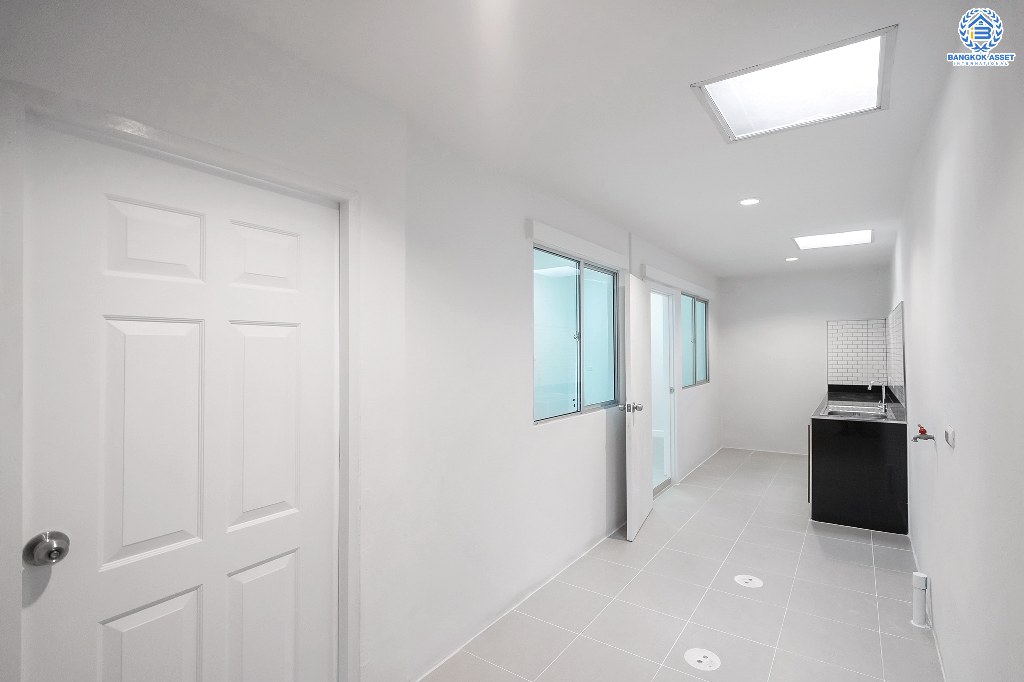 บ้านมือสองตกแต่งใหม่ ห้องมุม! ม.พฤกษาวิลล์63/1 นครอินทร์-พระราม5 สุดคุ้ม! กับบ้านพร้อมอยู่ เนื้อที่ 25.2 ตร.ว. ฟังก์ชั่น 3 ห้องนอน 2 ห้องน้ำ ครบครันทั้งครัว และโรงรถ บนทำเลโซนเมือง! เดินทางสะดวก เข้า-ออกทาง ซอยวัดสังฆทาน ใกล้สะพานพระราม5 และรถไฟฟ้าสถานี "แยกติวานนท์"...