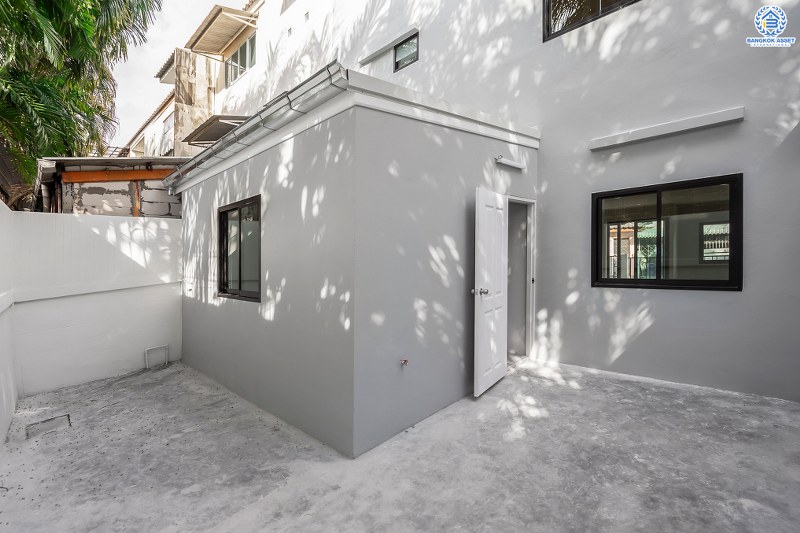 บ้านมือสองตกแต่งใหม่ ทำเลย่านเกษตร-นวมินทร์  ม.บ้านธันยกานต์ คุ้มค่า! พร้อมอยู่! เนื้อที่ 26.7 ตร.ว. ฟังก์ชั่นครบ! 4 ห้องนอน 3 ห้องน้ำ พื้นที่ใช้สอยมากกว่า 200 ตร.ม. บนทำเลคุณภาพ! ใจกลางห้างฯชั้นนำทั้ง The Walk เกษตรนวมินทร์, นวมินทร์ ซิตี้ อเวนิว , CDC ฯลฯ ใกล้จุดขึ้นทางด่วน "ฉลองรัช"