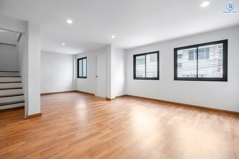 บ้านมือสองตกแต่งใหม่ ทำเลย่านเกษตร-นวมินทร์  ม.บ้านธันยกานต์ คุ้มค่า! พร้อมอยู่! เนื้อที่ 26.7 ตร.ว. ฟังก์ชั่นครบ! 4 ห้องนอน 3 ห้องน้ำ พื้นที่ใช้สอยมากกว่า 200 ตร.ม. บนทำเลคุณภาพ! ใจกลางห้างฯชั้นนำทั้ง The Walk เกษตรนวมินทร์, นวมินทร์ ซิตี้ อเวนิว , CDC ฯลฯ ใกล้จุดขึ้นทางด่วน "ฉลองรัช"