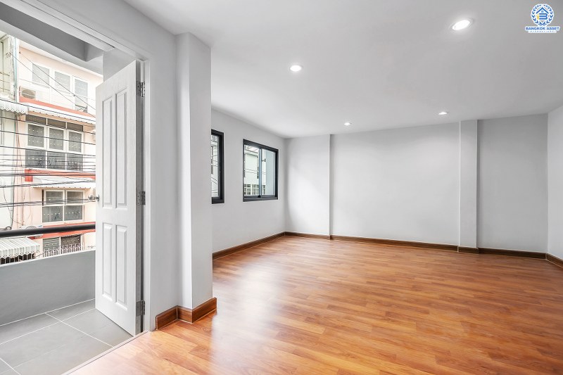 บ้านมือสองตกแต่งใหม่ ทำเลย่านเกษตร-นวมินทร์  ม.บ้านธันยกานต์ คุ้มค่า! พร้อมอยู่! เนื้อที่ 26.7 ตร.ว. ฟังก์ชั่นครบ! 4 ห้องนอน 3 ห้องน้ำ พื้นที่ใช้สอยมากกว่า 200 ตร.ม. บนทำเลคุณภาพ! ใจกลางห้างฯชั้นนำทั้ง The Walk เกษตรนวมินทร์, นวมินทร์ ซิตี้ อเวนิว , CDC ฯลฯ ใกล้จุดขึ้นทางด่วน "ฉลองรัช"