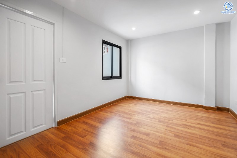 บ้านมือสองตกแต่งใหม่ ทำเลย่านเกษตร-นวมินทร์  ม.บ้านธันยกานต์ คุ้มค่า! พร้อมอยู่! เนื้อที่ 26.7 ตร.ว. ฟังก์ชั่นครบ! 4 ห้องนอน 3 ห้องน้ำ พื้นที่ใช้สอยมากกว่า 200 ตร.ม. บนทำเลคุณภาพ! ใจกลางห้างฯชั้นนำทั้ง The Walk เกษตรนวมินทร์, นวมินทร์ ซิตี้ อเวนิว , CDC ฯลฯ ใกล้จุดขึ้นทางด่วน "ฉลองรัช"