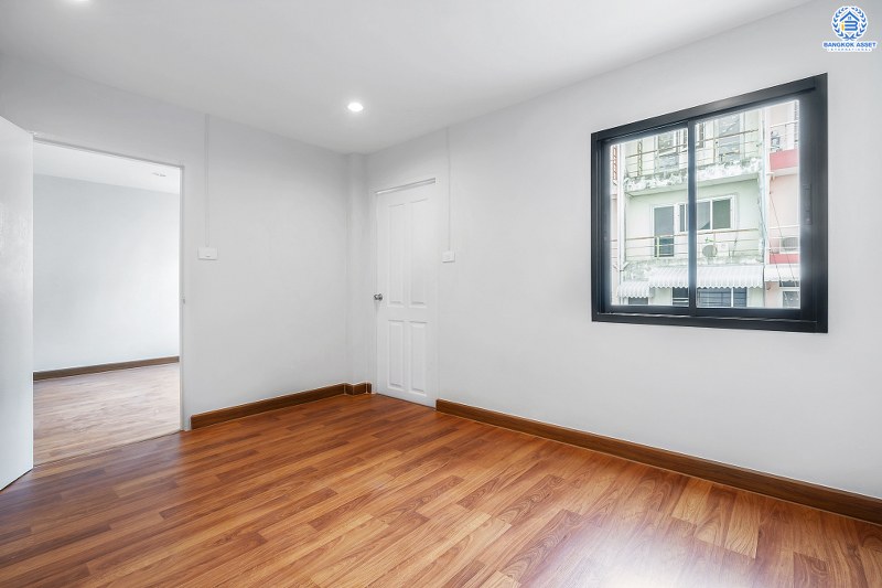 บ้านมือสองตกแต่งใหม่ ทำเลย่านเกษตร-นวมินทร์  ม.บ้านธันยกานต์ คุ้มค่า! พร้อมอยู่! เนื้อที่ 26.7 ตร.ว. ฟังก์ชั่นครบ! 4 ห้องนอน 3 ห้องน้ำ พื้นที่ใช้สอยมากกว่า 200 ตร.ม. บนทำเลคุณภาพ! ใจกลางห้างฯชั้นนำทั้ง The Walk เกษตรนวมินทร์, นวมินทร์ ซิตี้ อเวนิว , CDC ฯลฯ ใกล้จุดขึ้นทางด่วน "ฉลองรัช"