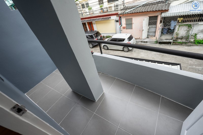 บ้านมือสองตกแต่งใหม่ ทำเลย่านเกษตร-นวมินทร์  ม.บ้านธันยกานต์ คุ้มค่า! พร้อมอยู่! เนื้อที่ 26.7 ตร.ว. ฟังก์ชั่นครบ! 4 ห้องนอน 3 ห้องน้ำ พื้นที่ใช้สอยมากกว่า 200 ตร.ม. บนทำเลคุณภาพ! ใจกลางห้างฯชั้นนำทั้ง The Walk เกษตรนวมินทร์, นวมินทร์ ซิตี้ อเวนิว , CDC ฯลฯ ใกล้จุดขึ้นทางด่วน "ฉลองรัช"