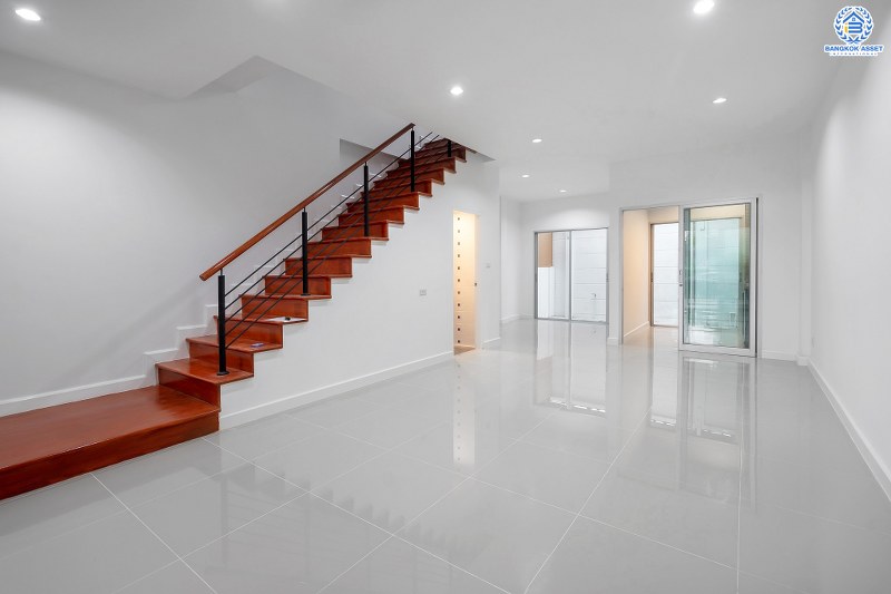 บ้านมือสองตกแต่งใหม่ ม.วิสต้าปาร์ค-แจ้งวัฒนะ แต่งครบ! สไตล์โมเดิร์น คุณภาพแบรนด์ SC Asset พร้อมอยู่ เนื้อที่ 22.8 ตร.ว. ฟังก์ชั่น 3 ห้องนอน 3 ห้องน้ำ พื้นที่ใช้สอยเกือบ 200 ตร.ม. บนทำเลคุณภาพ! ใกล้เซ็นทรัลฯ และจุดขึ้นทางด่วน แจ้งวัฒนะ ....ความคุ้มค่า ที่พลาดไม่ได้!