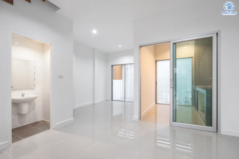 บ้านมือสองตกแต่งใหม่ ม.วิสต้าปาร์ค-แจ้งวัฒนะ แต่งครบ! สไตล์โมเดิร์น คุณภาพแบรนด์ SC Asset พร้อมอยู่ เนื้อที่ 22.8 ตร.ว. ฟังก์ชั่น 3 ห้องนอน 3 ห้องน้ำ พื้นที่ใช้สอยเกือบ 200 ตร.ม. บนทำเลคุณภาพ! ใกล้เซ็นทรัลฯ และจุดขึ้นทางด่วน แจ้งวัฒนะ ....ความคุ้มค่า ที่พลาดไม่ได้!