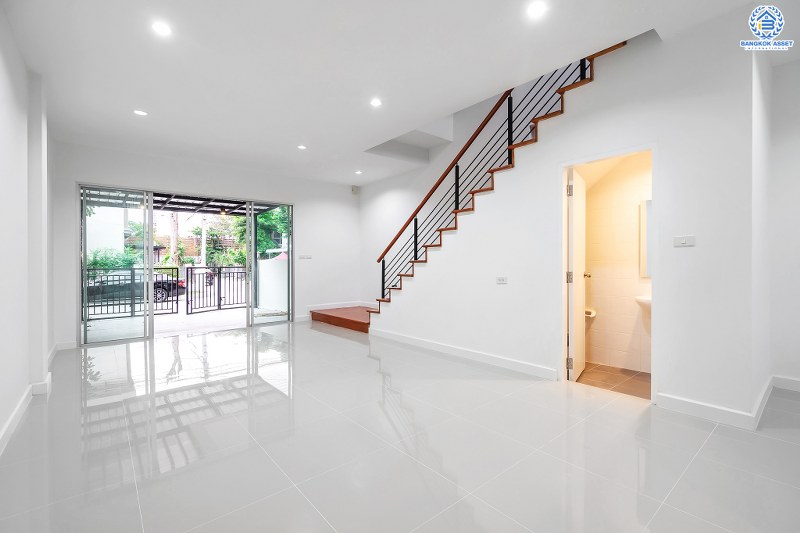 บ้านมือสองตกแต่งใหม่ ม.วิสต้าปาร์ค-แจ้งวัฒนะ แต่งครบ! สไตล์โมเดิร์น คุณภาพแบรนด์ SC Asset พร้อมอยู่ เนื้อที่ 22.8 ตร.ว. ฟังก์ชั่น 3 ห้องนอน 3 ห้องน้ำ พื้นที่ใช้สอยเกือบ 200 ตร.ม. บนทำเลคุณภาพ! ใกล้เซ็นทรัลฯ และจุดขึ้นทางด่วน แจ้งวัฒนะ ....ความคุ้มค่า ที่พลาดไม่ได้!