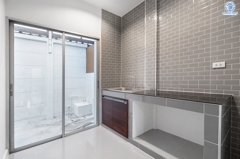 บ้านมือสองตกแต่งใหม่ ม.วิสต้าปาร์ค-แจ้งวัฒนะ แต่งครบ! สไตล์โมเดิร์น คุณภาพแบรนด์ SC Asset พร้อมอยู่ เนื้อที่ 22.8 ตร.ว. ฟังก์ชั่น 3 ห้องนอน 3 ห้องน้ำ พื้นที่ใช้สอยเกือบ 200 ตร.ม. บนทำเลคุณภาพ! ใกล้เซ็นทรัลฯ และจุดขึ้นทางด่วน แจ้งวัฒนะ ....ความคุ้มค่า ที่พลาดไม่ได้!