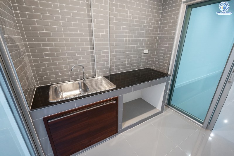 บ้านมือสองตกแต่งใหม่ ม.วิสต้าปาร์ค-แจ้งวัฒนะ แต่งครบ! สไตล์โมเดิร์น คุณภาพแบรนด์ SC Asset พร้อมอยู่ เนื้อที่ 22.8 ตร.ว. ฟังก์ชั่น 3 ห้องนอน 3 ห้องน้ำ พื้นที่ใช้สอยเกือบ 200 ตร.ม. บนทำเลคุณภาพ! ใกล้เซ็นทรัลฯ และจุดขึ้นทางด่วน แจ้งวัฒนะ ....ความคุ้มค่า ที่พลาดไม่ได้!