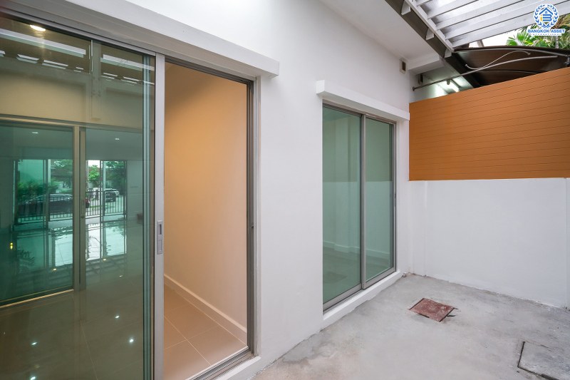 บ้านมือสองตกแต่งใหม่ ม.วิสต้าปาร์ค-แจ้งวัฒนะ แต่งครบ! สไตล์โมเดิร์น คุณภาพแบรนด์ SC Asset พร้อมอยู่ เนื้อที่ 22.8 ตร.ว. ฟังก์ชั่น 3 ห้องนอน 3 ห้องน้ำ พื้นที่ใช้สอยเกือบ 200 ตร.ม. บนทำเลคุณภาพ! ใกล้เซ็นทรัลฯ และจุดขึ้นทางด่วน แจ้งวัฒนะ ....ความคุ้มค่า ที่พลาดไม่ได้!