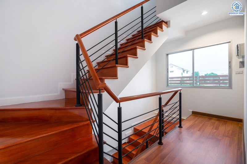 บ้านมือสองตกแต่งใหม่ ม.วิสต้าปาร์ค-แจ้งวัฒนะ แต่งครบ! สไตล์โมเดิร์น คุณภาพแบรนด์ SC Asset พร้อมอยู่ เนื้อที่ 22.8 ตร.ว. ฟังก์ชั่น 3 ห้องนอน 3 ห้องน้ำ พื้นที่ใช้สอยเกือบ 200 ตร.ม. บนทำเลคุณภาพ! ใกล้เซ็นทรัลฯ และจุดขึ้นทางด่วน แจ้งวัฒนะ ....ความคุ้มค่า ที่พลาดไม่ได้!