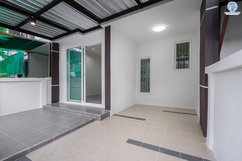 บ้านมือสองตกแต่งใหม่ ทำเลโซนเมือง ม.กัสโต้ ท่าน้ำนนท์-พระราม5 เนื้อที่ 18.2 ตร.ว. ฟังก์ชั่นเหนือกว่าถึง 4 ห้องนอน 2 ห้องน้ำ ครบครันทั้งครัวเคาน์เตอร์ และที่จอดรถ บนเดินทางสะดวก ใกล้สะพานพะราม5 และสะพานมหาเจษฎาบดินทร์ฯ ราคาคุ้มที่สุดในย่านนี้!!