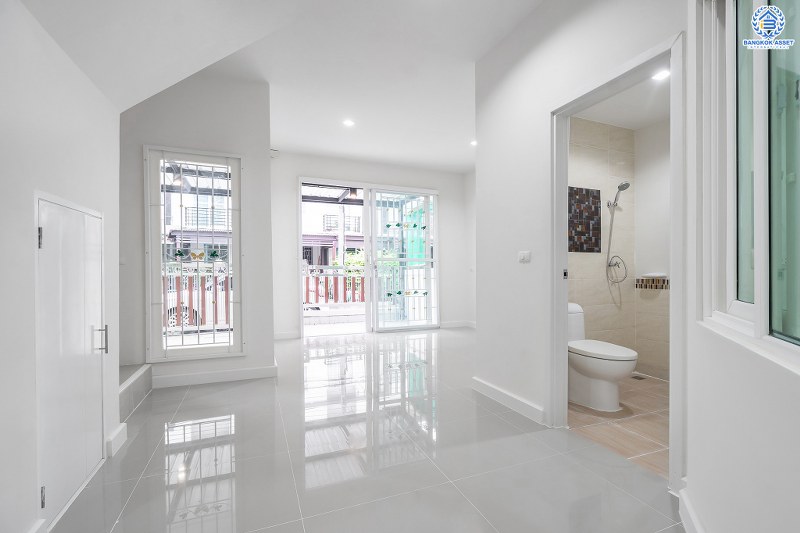 บ้านมือสองตกแต่งใหม่ ทำเลโซนเมือง ม.กัสโต้ ท่าน้ำนนท์-พระราม5 เนื้อที่ 18.2 ตร.ว. ฟังก์ชั่นเหนือกว่าถึง 4 ห้องนอน 2 ห้องน้ำ ครบครันทั้งครัวเคาน์เตอร์ และที่จอดรถ บนเดินทางสะดวก ใกล้สะพานพะราม5 และสะพานมหาเจษฎาบดินทร์ฯ ราคาคุ้มที่สุดในย่านนี้!!