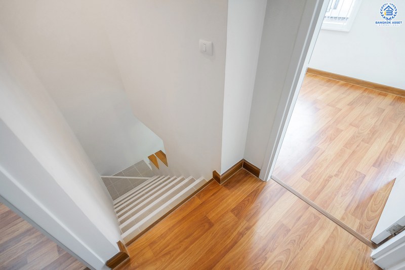 บ้านมือสองตกแต่งใหม่ ทำเลโซนเมือง ม.กัสโต้ ท่าน้ำนนท์-พระราม5 เนื้อที่ 18.2 ตร.ว. ฟังก์ชั่นเหนือกว่าถึง 4 ห้องนอน 2 ห้องน้ำ ครบครันทั้งครัวเคาน์เตอร์ และที่จอดรถ บนเดินทางสะดวก ใกล้สะพานพะราม5 และสะพานมหาเจษฎาบดินทร์ฯ ราคาคุ้มที่สุดในย่านนี้!!