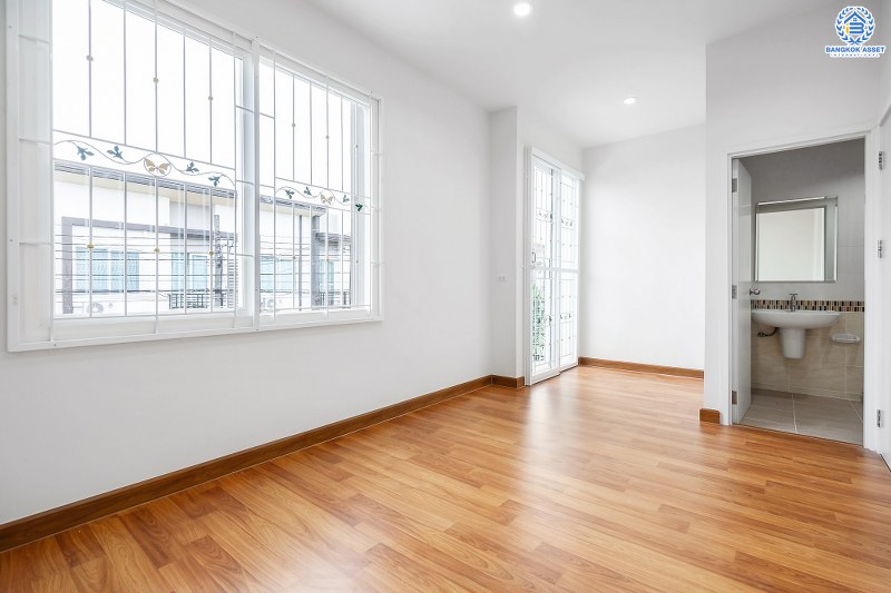 บ้านมือสองตกแต่งใหม่ ทำเลโซนเมือง ม.กัสโต้ ท่าน้ำนนท์-พระราม5 เนื้อที่ 18.2 ตร.ว. ฟังก์ชั่นเหนือกว่าถึง 4 ห้องนอน 2 ห้องน้ำ ครบครันทั้งครัวเคาน์เตอร์ และที่จอดรถ บนเดินทางสะดวก ใกล้สะพานพะราม5 และสะพานมหาเจษฎาบดินทร์ฯ ราคาคุ้มที่สุดในย่านนี้!!