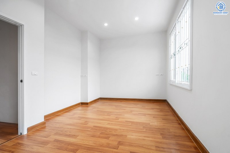 บ้านมือสองตกแต่งใหม่ ทำเลโซนเมือง ม.กัสโต้ ท่าน้ำนนท์-พระราม5 เนื้อที่ 18.2 ตร.ว. ฟังก์ชั่นเหนือกว่าถึง 4 ห้องนอน 2 ห้องน้ำ ครบครันทั้งครัวเคาน์เตอร์ และที่จอดรถ บนเดินทางสะดวก ใกล้สะพานพะราม5 และสะพานมหาเจษฎาบดินทร์ฯ ราคาคุ้มที่สุดในย่านนี้!!