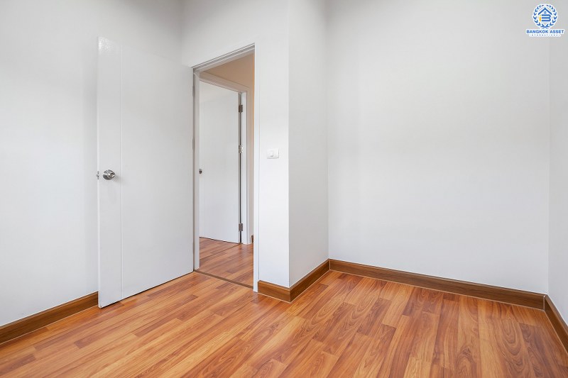 บ้านมือสองตกแต่งใหม่ ทำเลโซนเมือง ม.กัสโต้ ท่าน้ำนนท์-พระราม5 เนื้อที่ 18.2 ตร.ว. ฟังก์ชั่นเหนือกว่าถึง 4 ห้องนอน 2 ห้องน้ำ ครบครันทั้งครัวเคาน์เตอร์ และที่จอดรถ บนเดินทางสะดวก ใกล้สะพานพะราม5 และสะพานมหาเจษฎาบดินทร์ฯ ราคาคุ้มที่สุดในย่านนี้!!