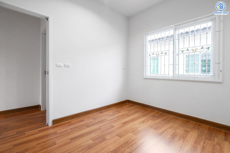 บ้านมือสองตกแต่งใหม่ ทำเลโซนเมือง ม.กัสโต้ ท่าน้ำนนท์-พระราม5 เนื้อที่ 18.2 ตร.ว. ฟังก์ชั่นเหนือกว่าถึง 4 ห้องนอน 2 ห้องน้ำ ครบครันทั้งครัวเคาน์เตอร์ และที่จอดรถ บนเดินทางสะดวก ใกล้สะพานพะราม5 และสะพานมหาเจษฎาบดินทร์ฯ ราคาคุ้มที่สุดในย่านนี้!!