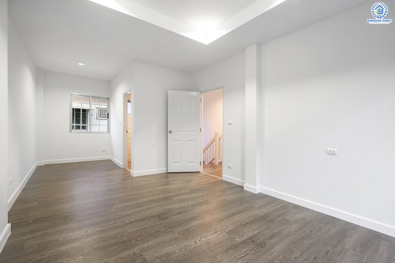 บ้านมือสองตกแต่งใหม่ จากแบรนด์ แสนสิริ ห้องมุม! โครงการ ธนาสิริ ปิ่นเกล้า-ราชพฤกษ์ กว้างขวางเทียบเท่าบ้านเดี่ยว เนื้อที่ 44.8 ตร.ว. 3 ห้องนอน 3 ห้องน้ำ 2 ที่จอดรถ บนทำเลติดถนนราชพฤกษ์ ใกล้วงเวียนพระราม5 ราคาพิเศษสุด!