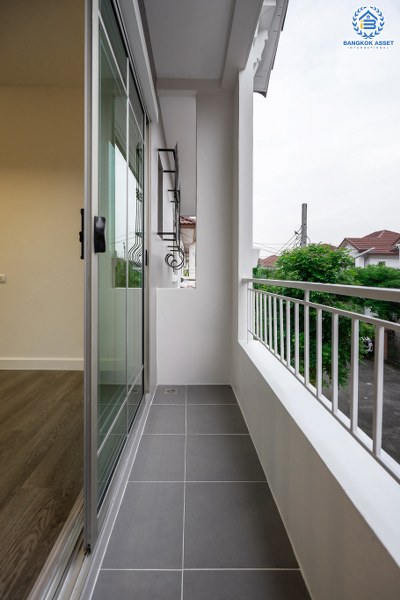 บ้านมือสองตกแต่งใหม่ จากแบรนด์ แสนสิริ ห้องมุม! โครงการ ธนาสิริ ปิ่นเกล้า-ราชพฤกษ์ กว้างขวางเทียบเท่าบ้านเดี่ยว เนื้อที่ 44.8 ตร.ว. 3 ห้องนอน 3 ห้องน้ำ 2 ที่จอดรถ บนทำเลติดถนนราชพฤกษ์ ใกล้วงเวียนพระราม5 ราคาพิเศษสุด!