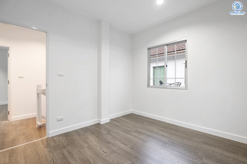 บ้านมือสองตกแต่งใหม่ จากแบรนด์ แสนสิริ ห้องมุม! โครงการ ธนาสิริ ปิ่นเกล้า-ราชพฤกษ์ กว้างขวางเทียบเท่าบ้านเดี่ยว เนื้อที่ 44.8 ตร.ว. 3 ห้องนอน 3 ห้องน้ำ 2 ที่จอดรถ บนทำเลติดถนนราชพฤกษ์ ใกล้วงเวียนพระราม5 ราคาพิเศษสุด!