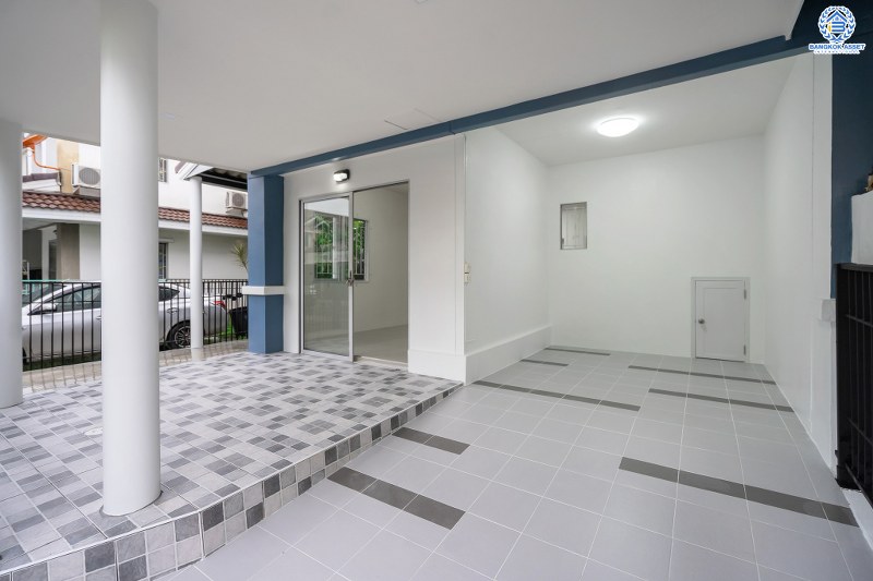 บ้านมือสองตกแต่งใหม่ แปลงมุม!! ราคาคุ้มมาก! ม.พฤกษา49/1 บางใหญ่-เซ็นทรัลเวสต์เกต บ้านตกแต่งจัดเต็ม พร้อมอยู่ ฟังก์ชั่นครบ ทั้งครัวเคาน์เตอร์ และที่จอดรถ เนื้อที่ 23.5 ตร.ว. 3 ห้องนอน 2 ห้องน้ำ บนทำเลเดินทางสะดวก ใกล้เซ็นทรัลเวสต์เกต และรถไฟฟ้า สถานีตลาดบางใหญ่...