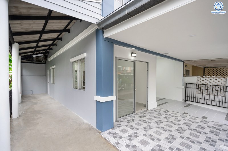 บ้านมือสองตกแต่งใหม่ แปลงมุม!! ราคาคุ้มมาก! ม.พฤกษา49/1 บางใหญ่-เซ็นทรัลเวสต์เกต บ้านตกแต่งจัดเต็ม พร้อมอยู่ ฟังก์ชั่นครบ ทั้งครัวเคาน์เตอร์ และที่จอดรถ เนื้อที่ 23.5 ตร.ว. 3 ห้องนอน 2 ห้องน้ำ บนทำเลเดินทางสะดวก ใกล้เซ็นทรัลเวสต์เกต และรถไฟฟ้า สถานีตลาดบางใหญ่...