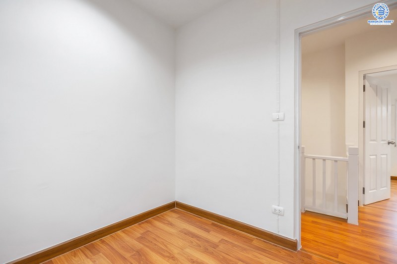 บ้านมือสองตกแต่งใหม่ แปลงมุม!! ราคาคุ้มมาก! ม.พฤกษา49/1 บางใหญ่-เซ็นทรัลเวสต์เกต บ้านตกแต่งจัดเต็ม พร้อมอยู่ ฟังก์ชั่นครบ ทั้งครัวเคาน์เตอร์ และที่จอดรถ เนื้อที่ 23.5 ตร.ว. 3 ห้องนอน 2 ห้องน้ำ บนทำเลเดินทางสะดวก ใกล้เซ็นทรัลเวสต์เกต และรถไฟฟ้า สถานีตลาดบางใหญ่...