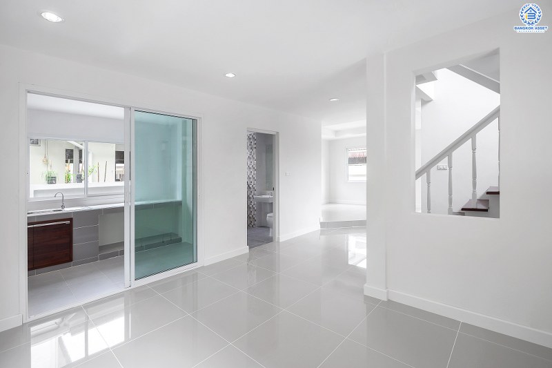 บ้านมือสองตกแต่งใหม่ จากแบรนด์ LH โครงการ ชัยพฤกษ์ บางใหญ่-เซ็นทรัลเวสต์เกต ตกแต่งสไตล์อบอุ่น เนื้อที่กว้าง 60 ตร.ว. ฟังก์ชั่น 3 ห้องนอน 2 ห้องน้ำ ครบทุกฟังก์ชั่น คัดสรรวัสดุเกรดคุณภาพ บนทำเลเดินทางสะดวก เพียง 5 นาทีจากสถานีคลองบางไผ่