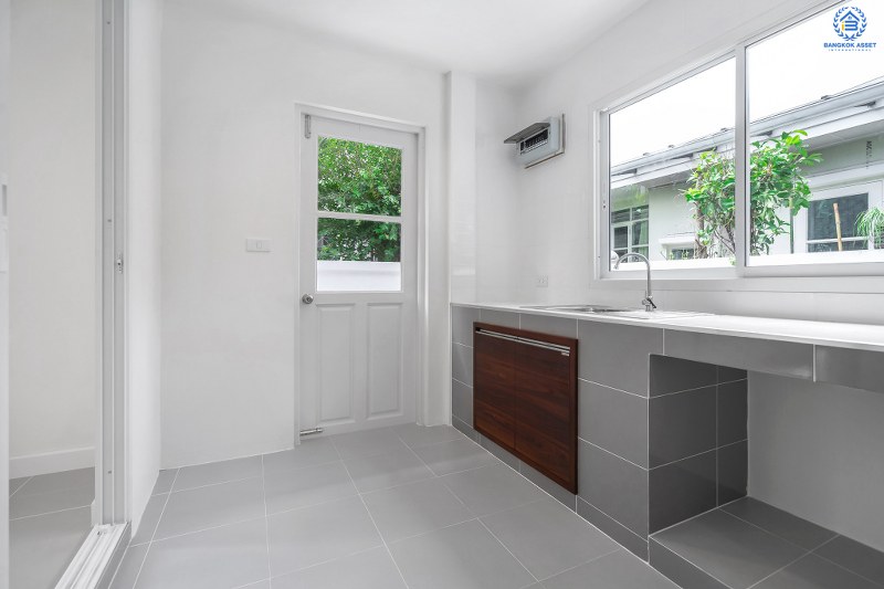 บ้านมือสองตกแต่งใหม่ จากแบรนด์ LH โครงการ ชัยพฤกษ์ บางใหญ่-เซ็นทรัลเวสต์เกต ตกแต่งสไตล์อบอุ่น เนื้อที่กว้าง 60 ตร.ว. ฟังก์ชั่น 3 ห้องนอน 2 ห้องน้ำ ครบทุกฟังก์ชั่น คัดสรรวัสดุเกรดคุณภาพ บนทำเลเดินทางสะดวก เพียง 5 นาทีจากสถานีคลองบางไผ่