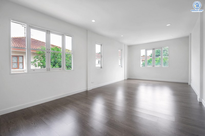 บ้านมือสองตกแต่งใหม่ จากแบรนด์ LH โครงการ ชัยพฤกษ์ บางใหญ่-เซ็นทรัลเวสต์เกต ตกแต่งสไตล์อบอุ่น เนื้อที่กว้าง 60 ตร.ว. ฟังก์ชั่น 3 ห้องนอน 2 ห้องน้ำ ครบทุกฟังก์ชั่น คัดสรรวัสดุเกรดคุณภาพ บนทำเลเดินทางสะดวก เพียง 5 นาทีจากสถานีคลองบางไผ่