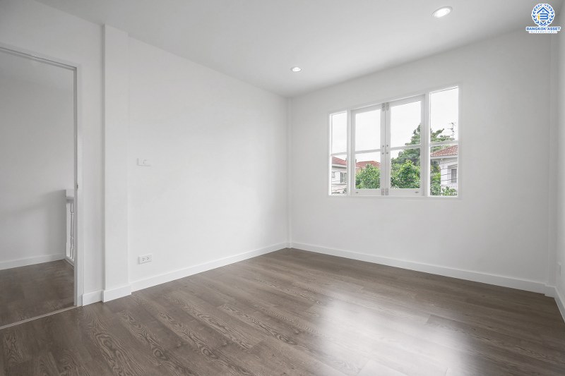 บ้านมือสองตกแต่งใหม่ จากแบรนด์ LH โครงการ ชัยพฤกษ์ บางใหญ่-เซ็นทรัลเวสต์เกต ตกแต่งสไตล์อบอุ่น เนื้อที่กว้าง 60 ตร.ว. ฟังก์ชั่น 3 ห้องนอน 2 ห้องน้ำ ครบทุกฟังก์ชั่น คัดสรรวัสดุเกรดคุณภาพ บนทำเลเดินทางสะดวก เพียง 5 นาทีจากสถานีคลองบางไผ่