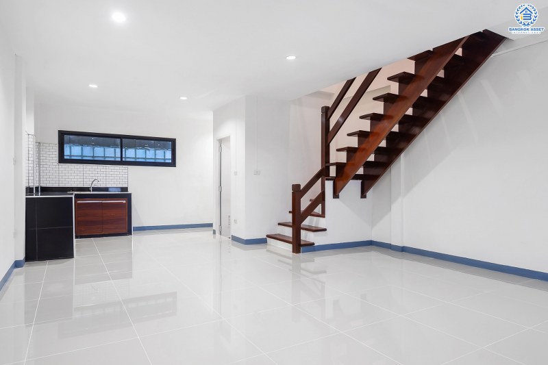 บ้านมือสองตกแต่งใหม่ ทำเลดี ราคาสุดคุ้ม! ม.ศิริวรรณ เพียง 700 เมตรจากถนนราชพฤกษ์ ใกล้ตลาดเจ้าพระยา หิ้วกระเป๋าพร้อมเข้าอยู่ได้ทันที  เนื้อที่ 17.8 ตร.ว. ฟังก์ชั่น 3 ห้องนอน 2 ห้องน้ำ จ่ายครั้งเดียวจบ ตอบครบทุกความต้องการ จองเลย!