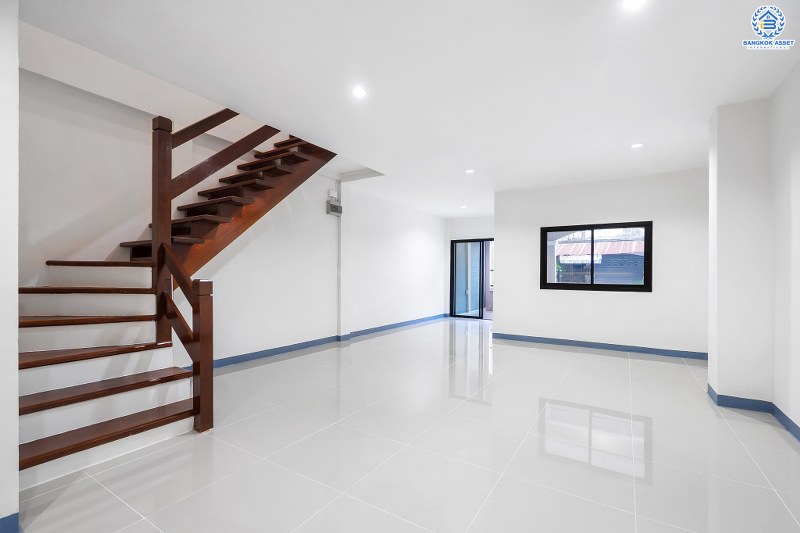 บ้านมือสองตกแต่งใหม่ ทำเลดี ราคาสุดคุ้ม! ม.ศิริวรรณ เพียง 700 เมตรจากถนนราชพฤกษ์ ใกล้ตลาดเจ้าพระยา หิ้วกระเป๋าพร้อมเข้าอยู่ได้ทันที  เนื้อที่ 17.8 ตร.ว. ฟังก์ชั่น 3 ห้องนอน 2 ห้องน้ำ จ่ายครั้งเดียวจบ ตอบครบทุกความต้องการ จองเลย!