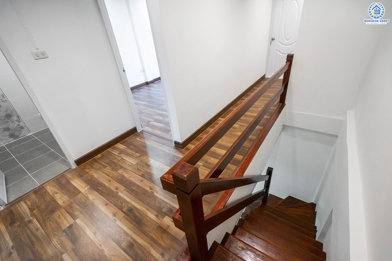 บ้านมือสองตกแต่งใหม่ ทำเลดี ราคาสุดคุ้ม! ม.ศิริวรรณ เพียง 700 เมตรจากถนนราชพฤกษ์ ใกล้ตลาดเจ้าพระยา หิ้วกระเป๋าพร้อมเข้าอยู่ได้ทันที  เนื้อที่ 17.8 ตร.ว. ฟังก์ชั่น 3 ห้องนอน 2 ห้องน้ำ จ่ายครั้งเดียวจบ ตอบครบทุกความต้องการ จองเลย!