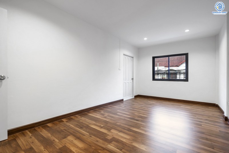 บ้านมือสองตกแต่งใหม่ ทำเลดี ราคาสุดคุ้ม! ม.ศิริวรรณ เพียง 700 เมตรจากถนนราชพฤกษ์ ใกล้ตลาดเจ้าพระยา หิ้วกระเป๋าพร้อมเข้าอยู่ได้ทันที  เนื้อที่ 17.8 ตร.ว. ฟังก์ชั่น 3 ห้องนอน 2 ห้องน้ำ จ่ายครั้งเดียวจบ ตอบครบทุกความต้องการ จองเลย!