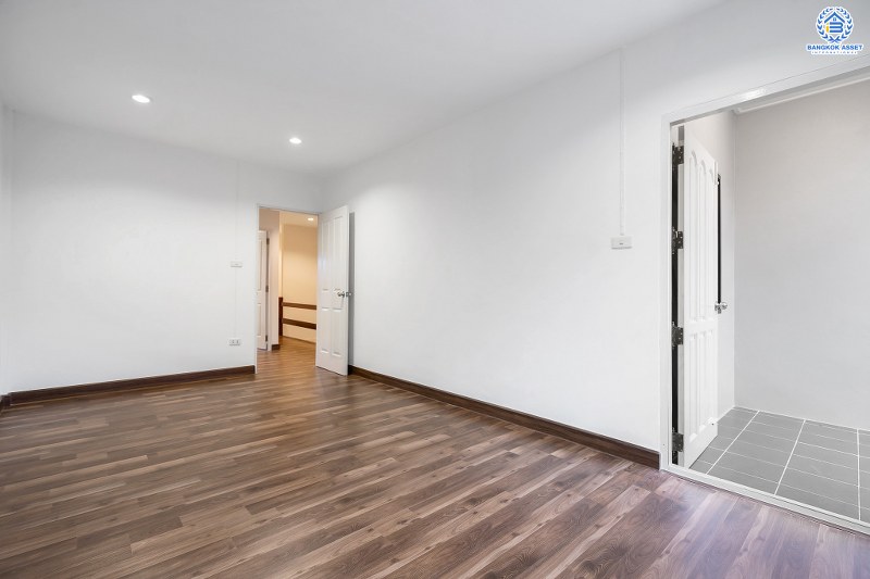 บ้านมือสองตกแต่งใหม่ ทำเลดี ราคาสุดคุ้ม! ม.ศิริวรรณ เพียง 700 เมตรจากถนนราชพฤกษ์ ใกล้ตลาดเจ้าพระยา หิ้วกระเป๋าพร้อมเข้าอยู่ได้ทันที  เนื้อที่ 17.8 ตร.ว. ฟังก์ชั่น 3 ห้องนอน 2 ห้องน้ำ จ่ายครั้งเดียวจบ ตอบครบทุกความต้องการ จองเลย!