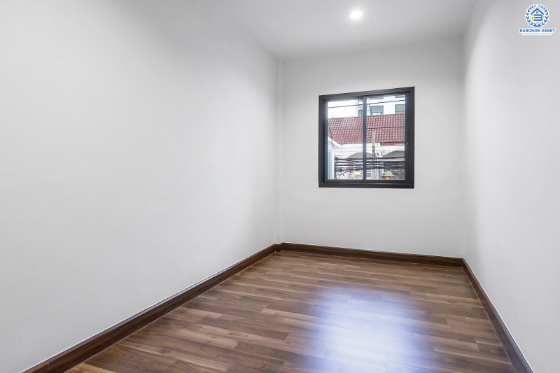 บ้านมือสองตกแต่งใหม่ ทำเลดี ราคาสุดคุ้ม! ม.ศิริวรรณ เพียง 700 เมตรจากถนนราชพฤกษ์ ใกล้ตลาดเจ้าพระยา หิ้วกระเป๋าพร้อมเข้าอยู่ได้ทันที  เนื้อที่ 17.8 ตร.ว. ฟังก์ชั่น 3 ห้องนอน 2 ห้องน้ำ จ่ายครั้งเดียวจบ ตอบครบทุกความต้องการ จองเลย!