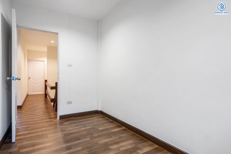 บ้านมือสองตกแต่งใหม่ ทำเลดี ราคาสุดคุ้ม! ม.ศิริวรรณ เพียง 700 เมตรจากถนนราชพฤกษ์ ใกล้ตลาดเจ้าพระยา หิ้วกระเป๋าพร้อมเข้าอยู่ได้ทันที  เนื้อที่ 17.8 ตร.ว. ฟังก์ชั่น 3 ห้องนอน 2 ห้องน้ำ จ่ายครั้งเดียวจบ ตอบครบทุกความต้องการ จองเลย!