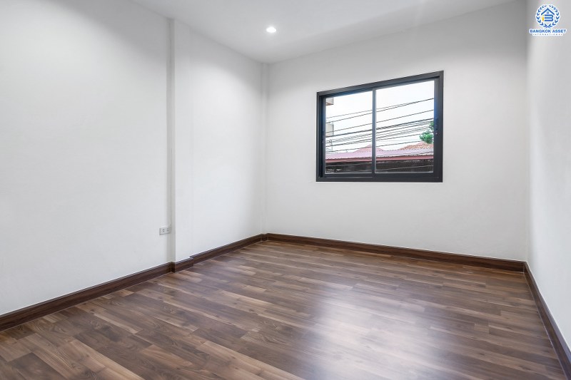 บ้านมือสองตกแต่งใหม่ ทำเลดี ราคาสุดคุ้ม! ม.ศิริวรรณ เพียง 700 เมตรจากถนนราชพฤกษ์ ใกล้ตลาดเจ้าพระยา หิ้วกระเป๋าพร้อมเข้าอยู่ได้ทันที  เนื้อที่ 17.8 ตร.ว. ฟังก์ชั่น 3 ห้องนอน 2 ห้องน้ำ จ่ายครั้งเดียวจบ ตอบครบทุกความต้องการ จองเลย!