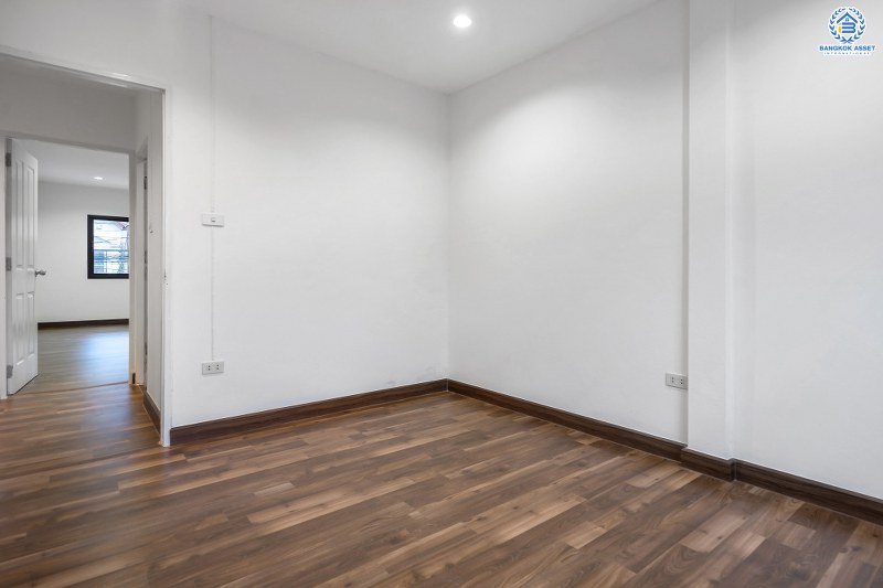 บ้านมือสองตกแต่งใหม่ ทำเลดี ราคาสุดคุ้ม! ม.ศิริวรรณ เพียง 700 เมตรจากถนนราชพฤกษ์ ใกล้ตลาดเจ้าพระยา หิ้วกระเป๋าพร้อมเข้าอยู่ได้ทันที  เนื้อที่ 17.8 ตร.ว. ฟังก์ชั่น 3 ห้องนอน 2 ห้องน้ำ จ่ายครั้งเดียวจบ ตอบครบทุกความต้องการ จองเลย!