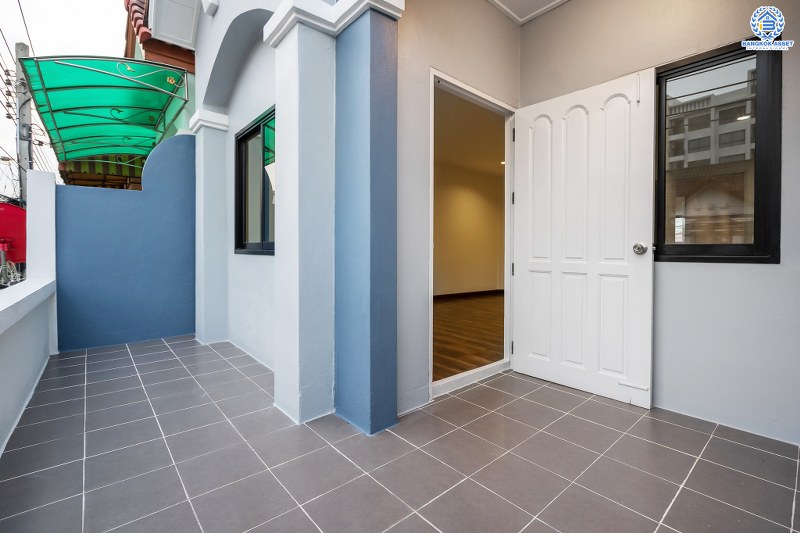 บ้านมือสองตกแต่งใหม่ ทำเลดี ราคาสุดคุ้ม! ม.ศิริวรรณ เพียง 700 เมตรจากถนนราชพฤกษ์ ใกล้ตลาดเจ้าพระยา หิ้วกระเป๋าพร้อมเข้าอยู่ได้ทันที  เนื้อที่ 17.8 ตร.ว. ฟังก์ชั่น 3 ห้องนอน 2 ห้องน้ำ จ่ายครั้งเดียวจบ ตอบครบทุกความต้องการ จองเลย!