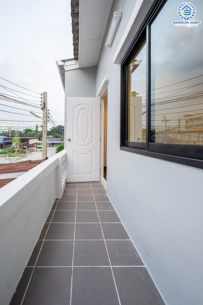 บ้านมือสองตกแต่งใหม่ ทำเลดี ราคาสุดคุ้ม! ม.ศิริวรรณ เพียง 700 เมตรจากถนนราชพฤกษ์ ใกล้ตลาดเจ้าพระยา หิ้วกระเป๋าพร้อมเข้าอยู่ได้ทันที  เนื้อที่ 17.8 ตร.ว. ฟังก์ชั่น 3 ห้องนอน 2 ห้องน้ำ จ่ายครั้งเดียวจบ ตอบครบทุกความต้องการ จองเลย!