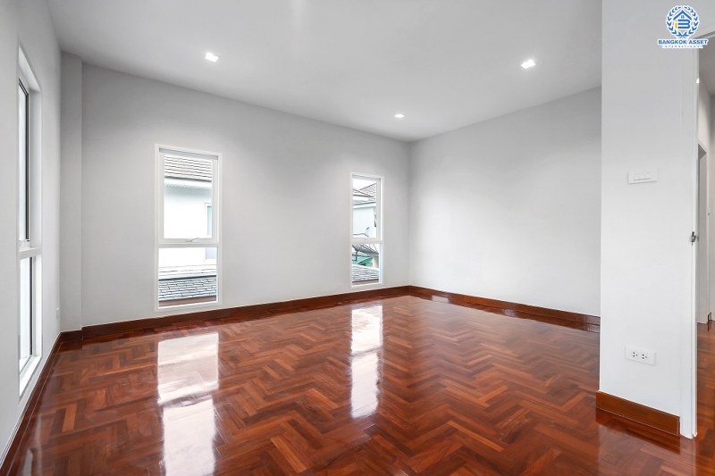 บ้านมือสองตกแต่งใหม่ ม.บุญโต แจ้งวัฒนะ เพียง 1 กม.จากจุดขึ้นทางด่วนศรีสมาน ใกล้เมืองทองธานี และเซ็นทรัลแจ้งวัฒนะ บ้านตกแต่งพร้อมอยู่ เนื้อที่ 56.2 ตร.ว. 3 ห้องนอน 3 ห้องน้ำ 2 ที่จอดรถ รองรับทุกครอบครัว ครบครันทุกฟังก์ชั่นการใช้งาน ราคาพิเศษสุด!